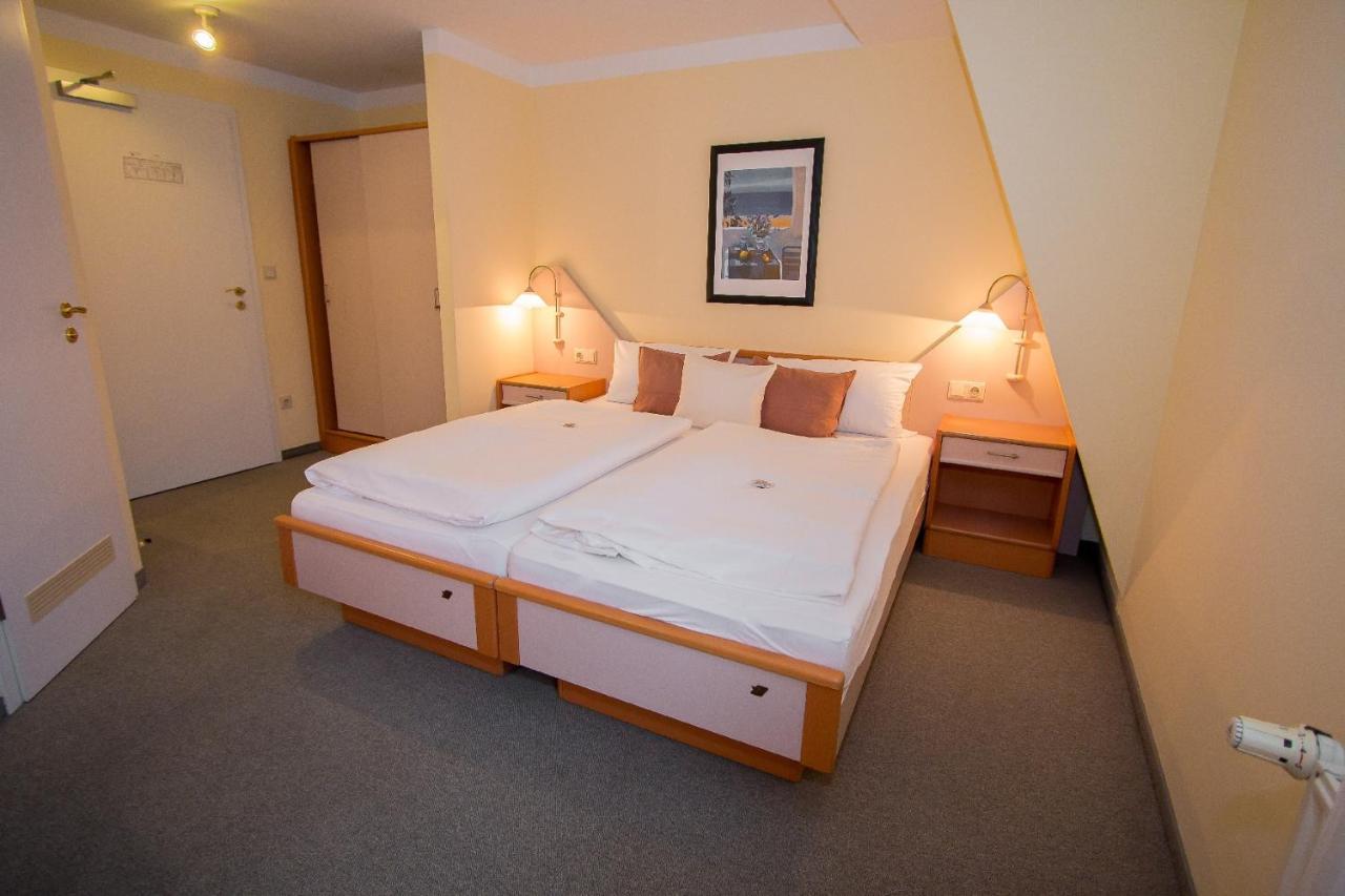 Hotel Garni Am Markt - Businesshotel - Fruehstuecksbuffet - Fahrradabstellplatz - Hunde Willkommen Neustadt bei Coburg Exterior foto